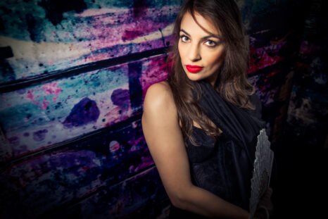 model with red lipstick in front of a purple backdrop for Improve your lighting a photography workshop by Frank Doorhof